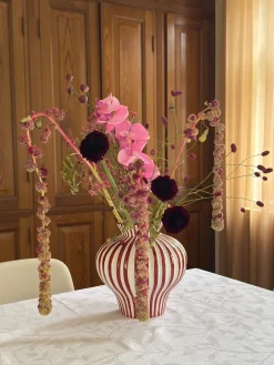 Basic u0026 More BETSY Vase (Ø 21 x 21cm) Burgandy Stribe> Julegaver Til Hende|Vaser & Krukker