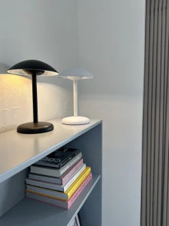 Basic u0026 More Bordlampe i Hvid CALVIN (19,5x28,5cm)><noscript><img width=