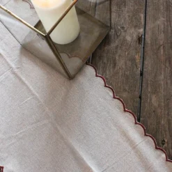 Basic u0026 More Bordløber m. Rød Broderi Kant (30x180cm)> Borddækning Til Jul|Duge