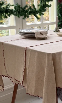 Basic u0026 More Bordløber m. Rød Broderi Kant (30x180cm)><noscript><img width=