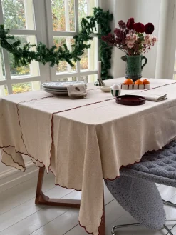 Basic u0026 More Bordløber m. Rød Broderi Kant (30x180cm)><noscript><img width=