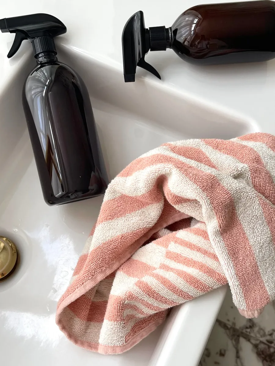 Basic u0026 More Brun plastdispenser m. forstøver, 1000ml> Øvrigt Badtilbehør