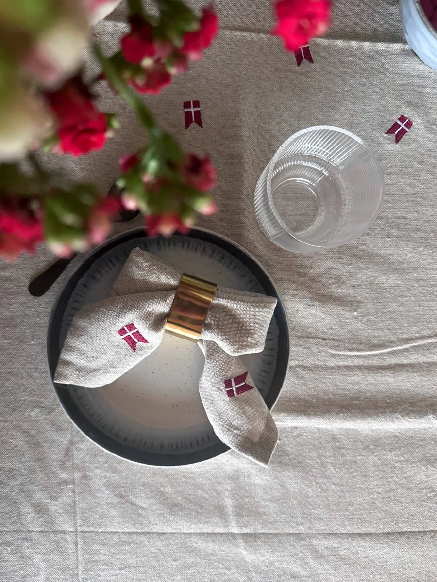 Basic u0026 More Dug m. Broderet Dansk Flag ( 140x270cm) Hørfarve> Julegaver Til Hende|Julegaver Til Ham