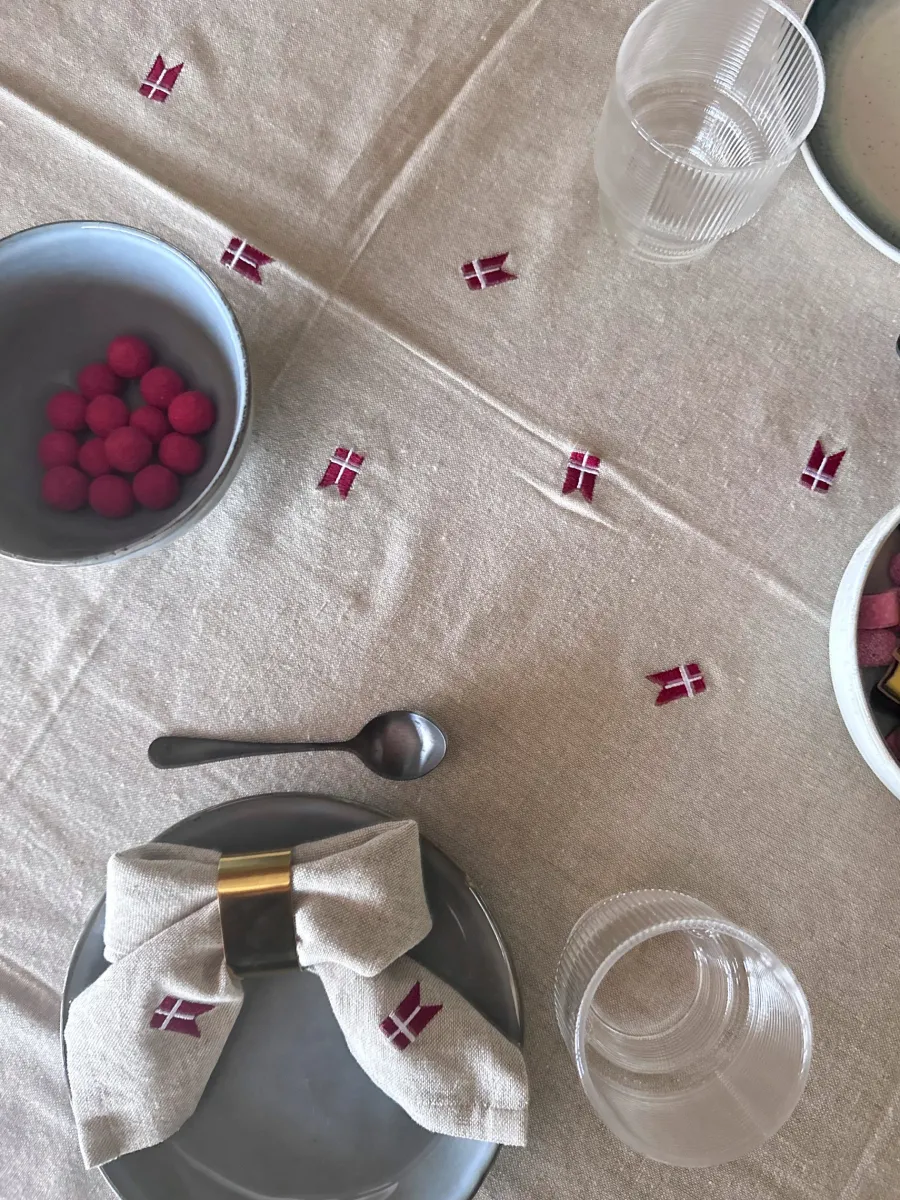 Basic u0026 More Dug m. Broderet Dansk Flag ( 140x270cm) Hørfarve> Julegaver Til Hende|Julegaver Til Ham