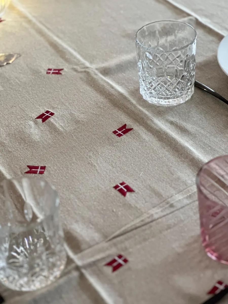 Basic u0026 More Dug m. Broderet Dansk Flag ( 140x270cm) Hørfarve> Julegaver Til Hende|Julegaver Til Ham