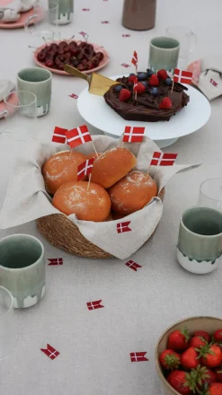 Basic u0026 More Dug m. Broderet Dansk Flag. (140x320cm) Hørfarve> Julegaver Til Hende|Duge