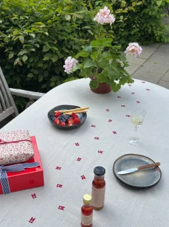 Basic u0026 More Dug m. Broderet Dansk Flag. (140x320cm) Hørfarve><noscript><img width=