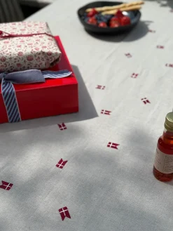 Basic u0026 More Dug m. Broderet Dansk Flag. (140x320cm) Hørfarve><noscript><img width=