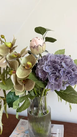 Basic u0026 More Evighedsbuket Lilla Natur m. Protea og Hortensia><noscript><img width=