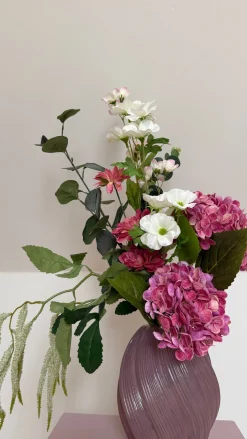 Basic u0026 More Evighedsbuket Lyserød Hortensia m. Flerfarvede Blomster><noscript><img width=