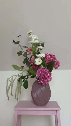 Basic u0026 More Evighedsbuket Lyserød Hortensia m. Flerfarvede Blomster><noscript><img width=