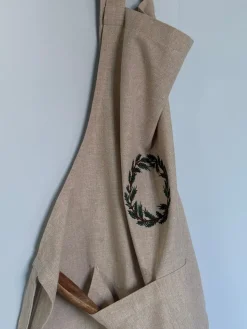 Basic u0026 More Forklæde m Krans Broderi (71x125cm)><noscript><img width=