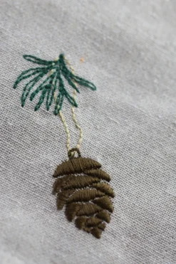 Basic u0026 More Jule Viskestykke m Grankogle Broderi (50x70cm)> Viskestykker|Jul