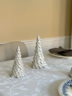 Basic u0026 More Juletræ i Porcelæn METIL Hvid (Ø9x16cm cm)><noscript><img width=