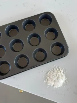 Basic u0026 More Muffinform til 12 muffins (38,5x27x3cm) Mørkegrå> Bageudstyr