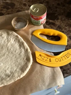 Ukendt Pizzaskærer (15,5x13,2cm) Gul> Køkkenredskaber