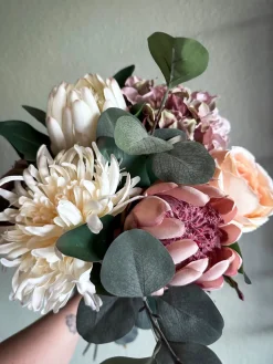 Basic u0026 More Protea i Pale Pink Farve. 65cm><noscript><img width=