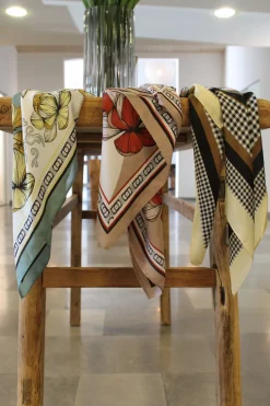 Basic u0026 More Satin tørklæde (70x70cm) Blomster><noscript><img width=