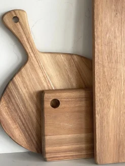 Ukendt Skærebræt i Akacietræ ( Ø30X38X1,5cm).><noscript><img width=
