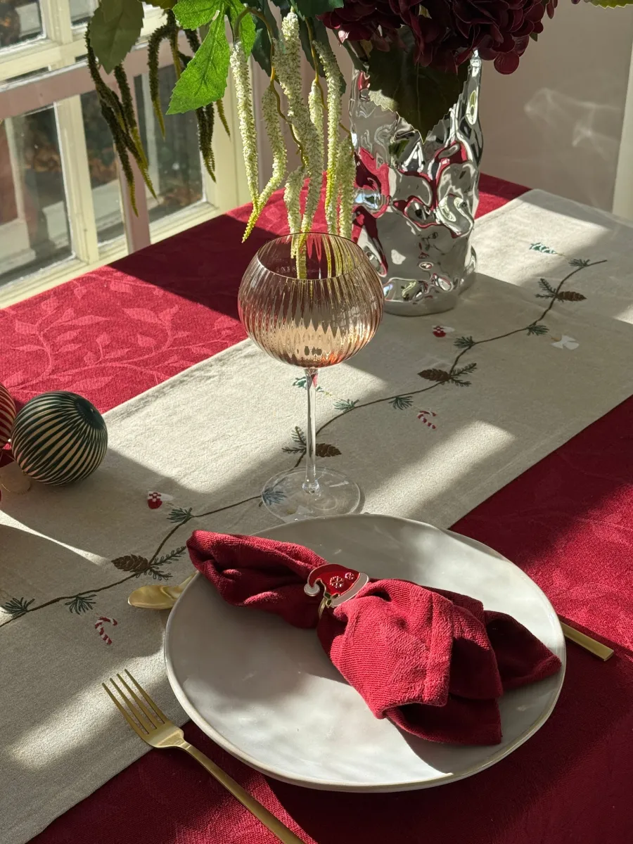 Basic u0026 More Stofserviet i Jacquard METTE (40x40cm) Kirsebær Rød> Julegaver Til Hende|Servietter