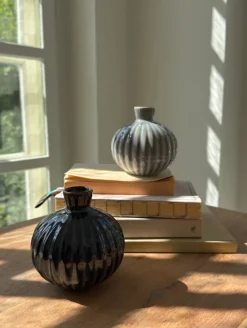 Basic u0026 More Vase EVALD (11x11x11cm) Lyseblå/Grå> Julegaver Til Hende|Boligtilbehør